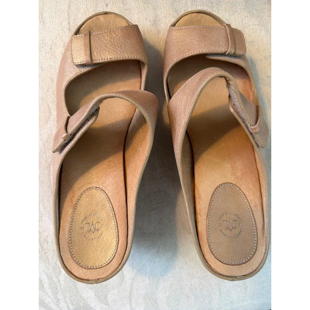 JOHNSTON & MURPHY. TRICIA GOLD WEDGE SLIDE SIZE 7